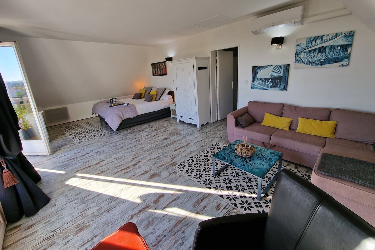 Suite (air conditioning) | Blackout curtains, free WiFi, bed sheets