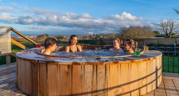 Bañera de hidromasaje al aire libre