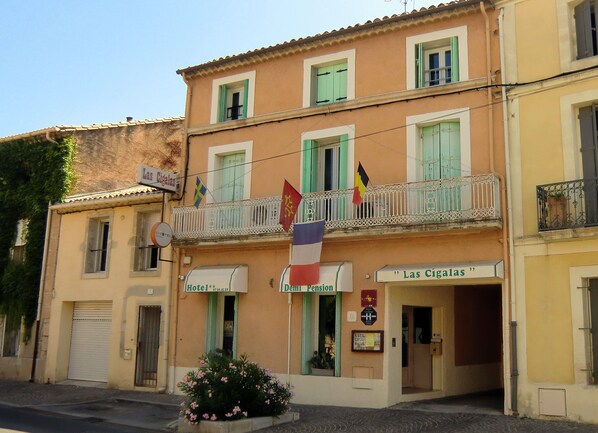 A building with a sign for "Hotel Las Cigalas" and "Demi Pension". - Citotel Las Cigalas (Villeneuve-les-Beziers)