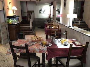Daily continental breakfast for a fee - Citotel Las Cigalas (Villeneuve-les-Beziers)