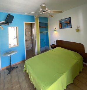 Individually decorated, individually furnished, desk, laptop workspace - Citotel Las Cigalas (Villeneuve-les-Beziers)