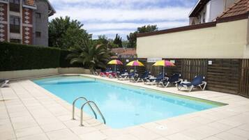 Piscine extérieure (ouverte en saison), parasols de plage
