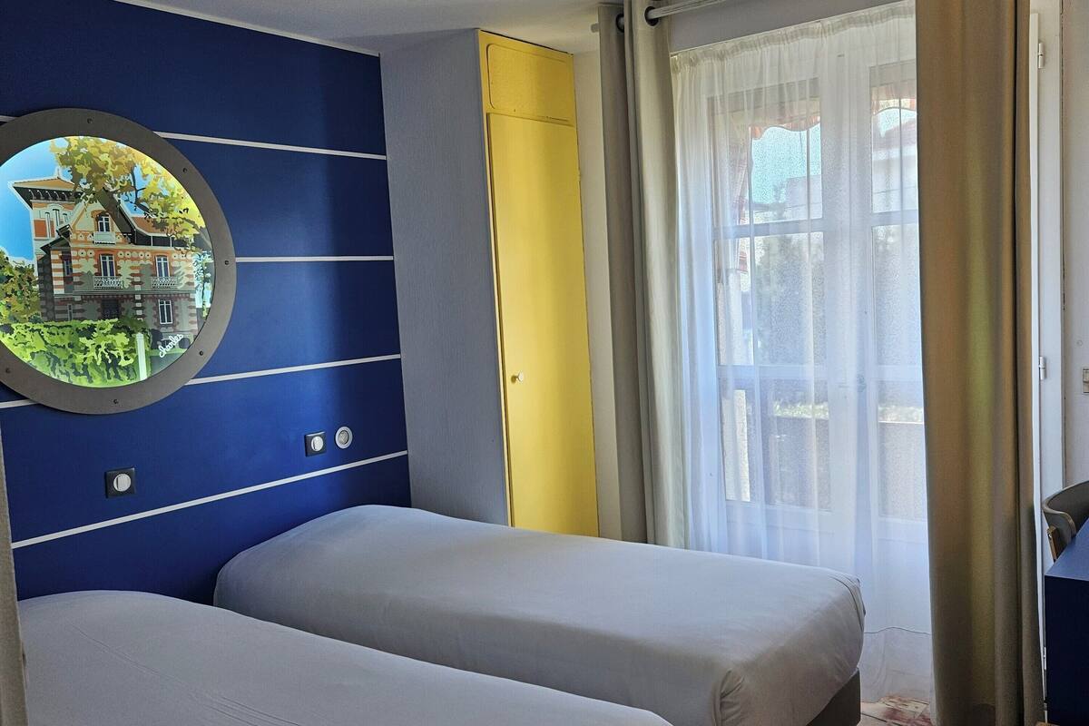 Standard Twin Room, 2 Twin Beds | In-room safe, desk, soundproofing, iron/ironing board (on request)