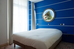 双人房 | 客房内保险箱、办公桌、隔音、熨斗/熨板