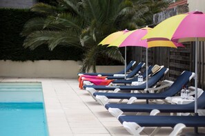Seasonal outdoor pool, pool umbrellas, sun loungers - Hotel Le Dauphin (Arcachon)