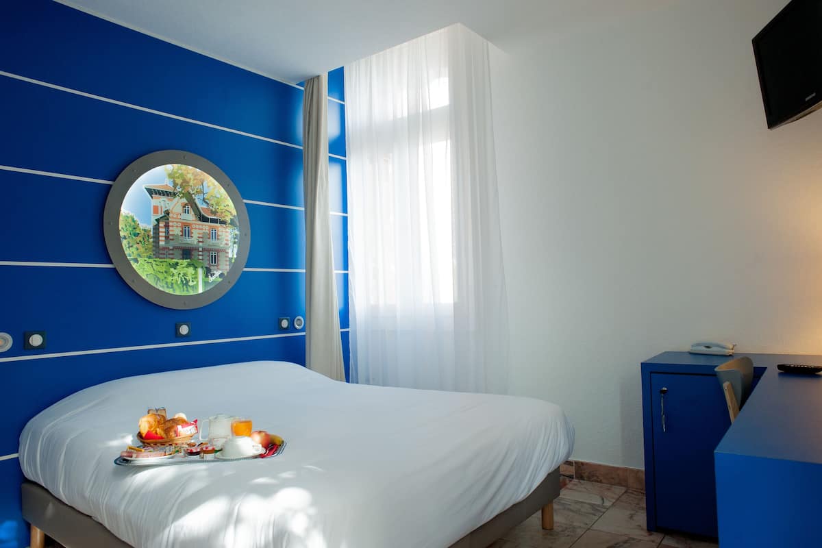 In-room safe, desk, soundproofing, iron/ironing board (on request)