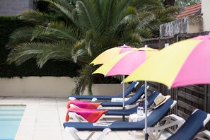 Piscine extérieure (ouverte en saison), parasols de plage