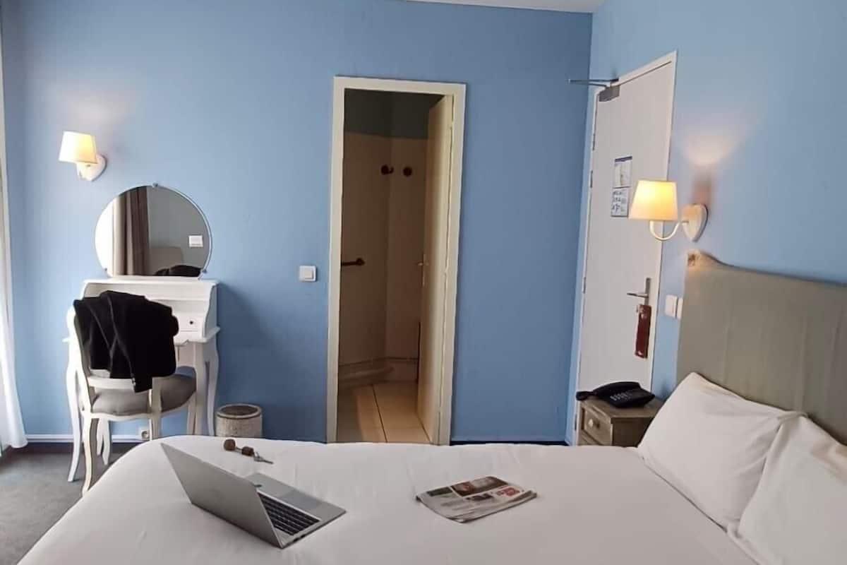 Tweepersoonskamer | Een bureau, een strijkplank/strijkijzer, gratis wifi, beddengoed