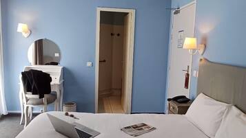 Double Room | Desk, iron/ironing board, free WiFi, bed sheets