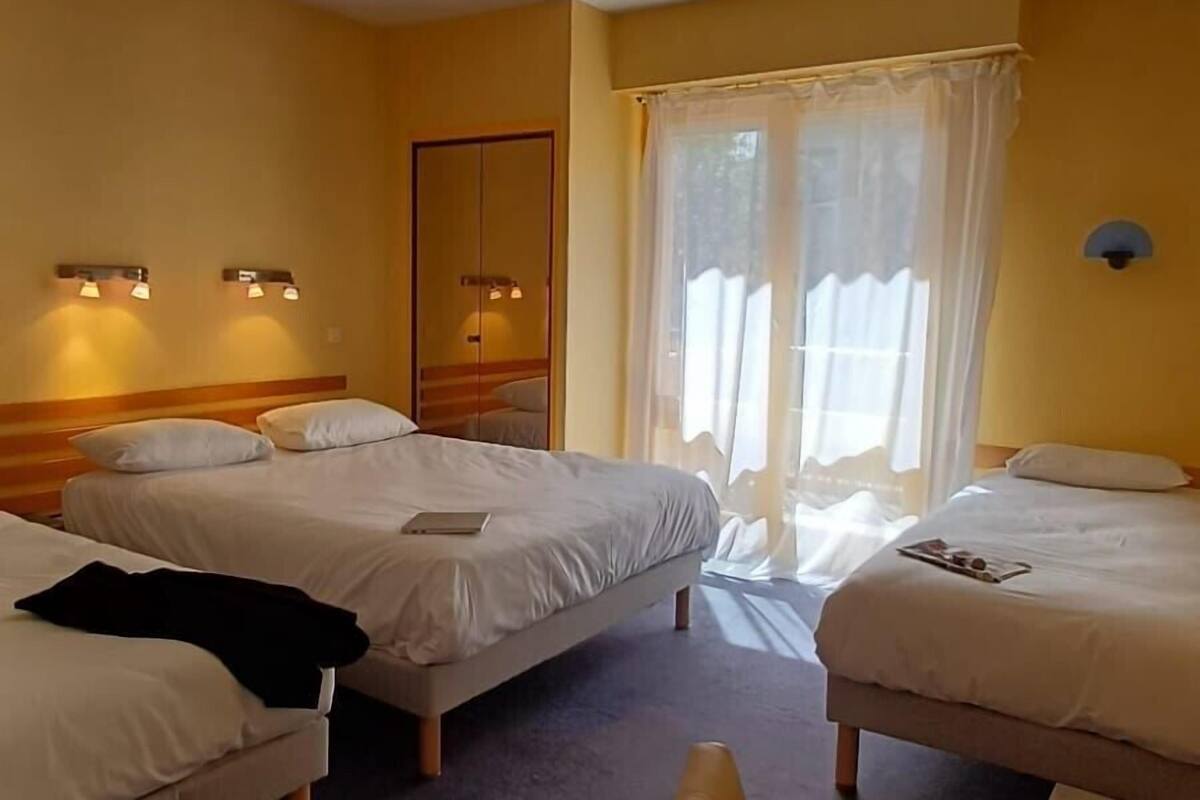 Vierpersoonskamer | Een bureau, een strijkplank/strijkijzer, gratis wifi, beddengoed