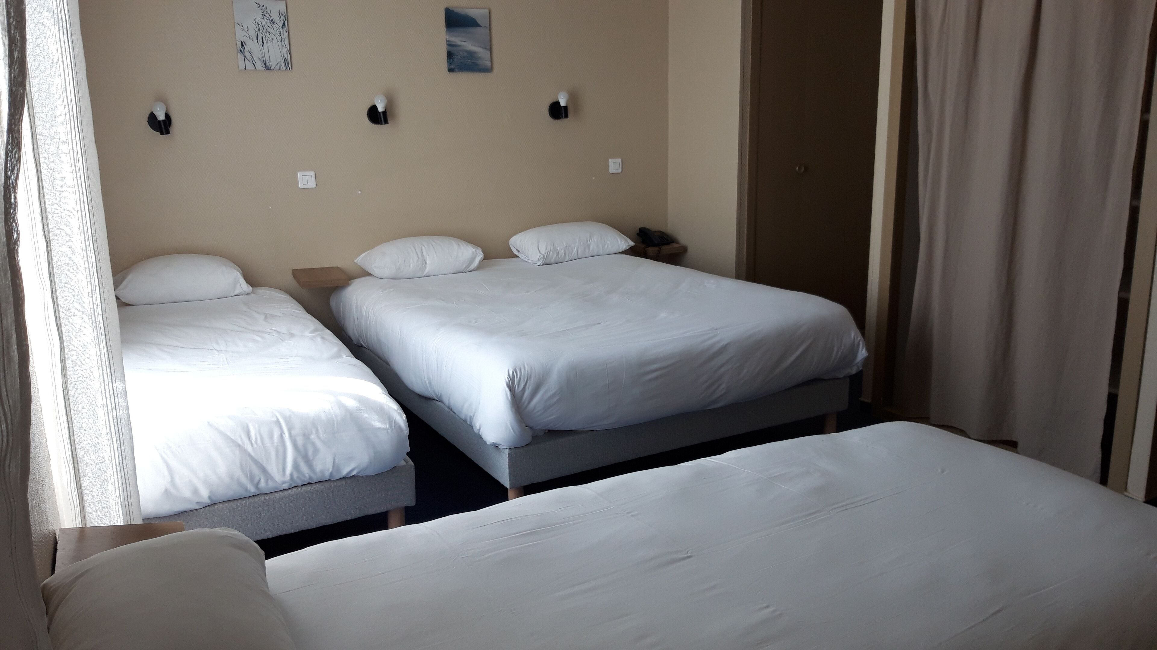 quadruple room | desk, iron/ironing board, free wifi, bed sheets