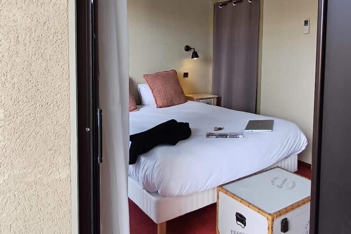 Een bureau, een strijkplank/strijkijzer, gratis wifi, beddengoed
