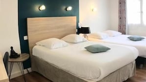 20 bedrooms, desk, iron/ironing board (on request), cribs (surcharge) - Hôtel Le Petit Billot (Vitre)