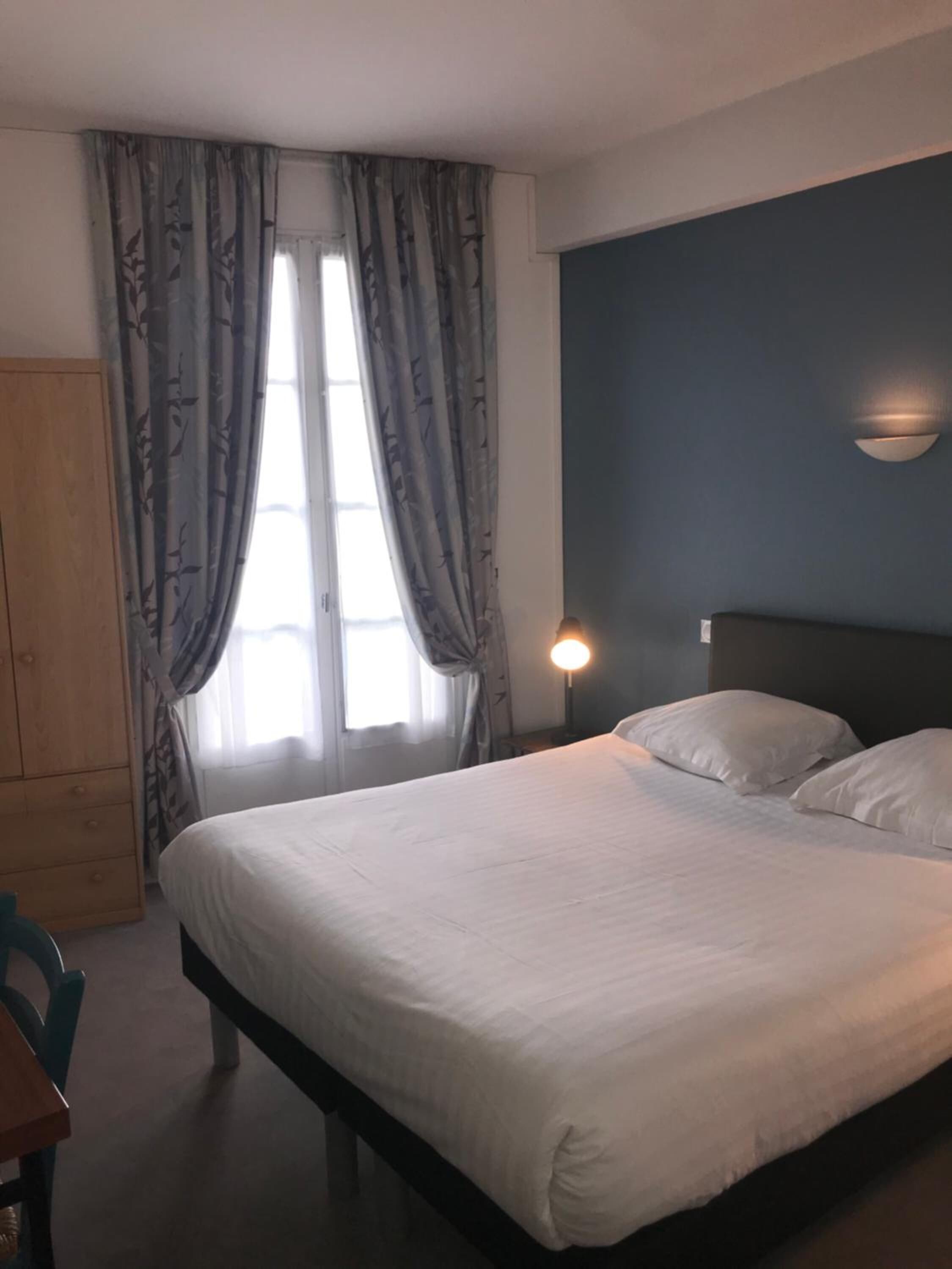 20 bedrooms, desk, iron/ironing board, cots/infant beds