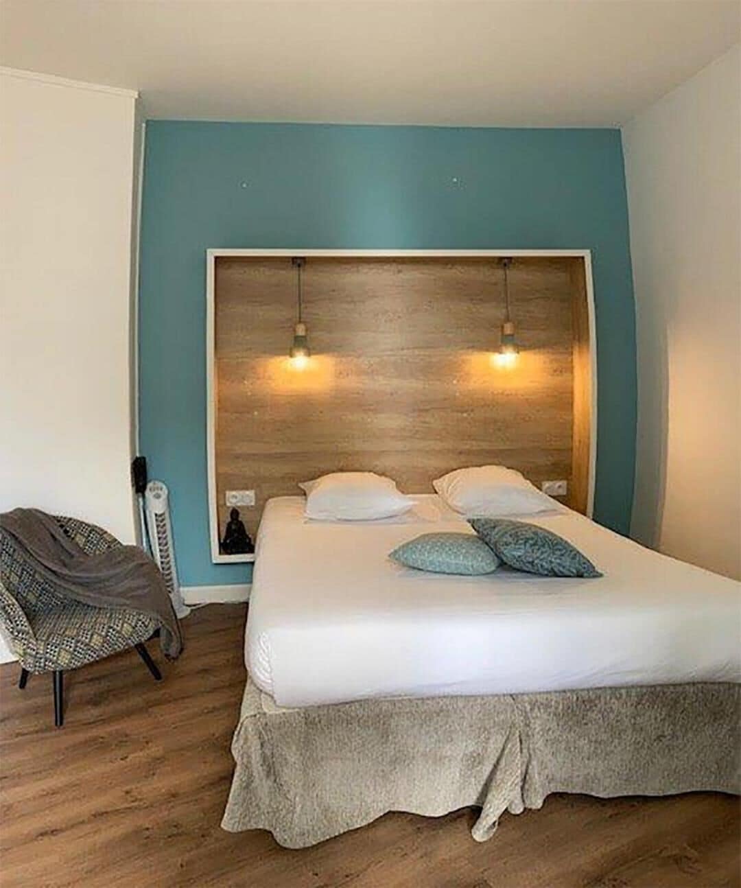 20 bedrooms, desk, iron/ironing board, cots/infant beds