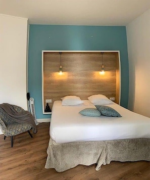 20 bedrooms, desk, iron/ironing board, cribs/infant beds - Hôtel Le Petit Billot (Vitre)