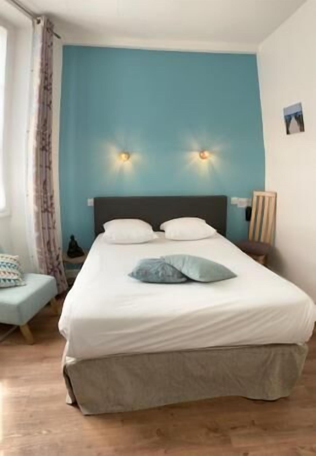 20 bedrooms, desk, iron/ironing board, cots/infant beds