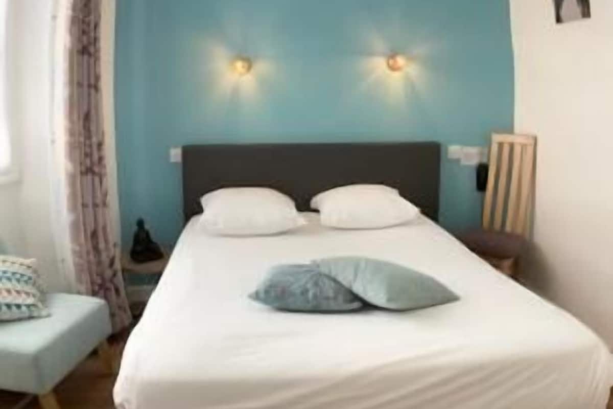 20 bedrooms, desk, iron/ironing board, cots/infant beds