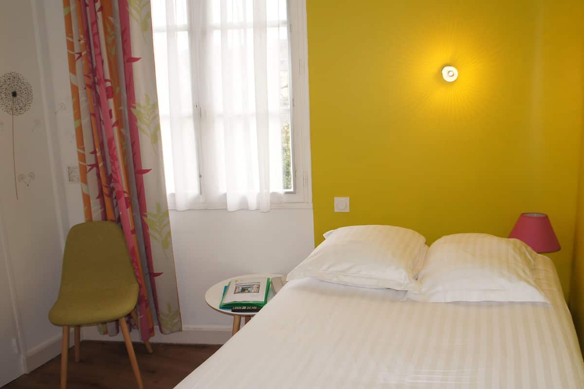 20 bedrooms, desk, iron/ironing board (on request), cots/infant beds