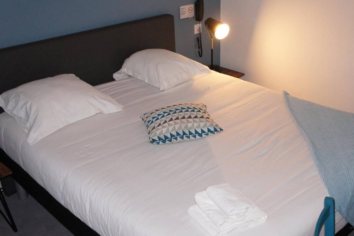 20 bedrooms, desk, iron/ironing board, cots/infant beds