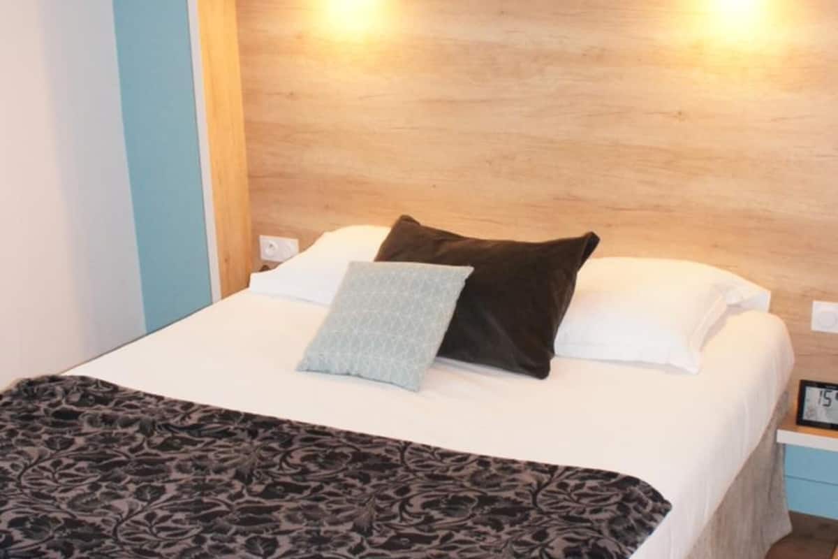 20 bedrooms, desk, iron/ironing board, cots/infant beds