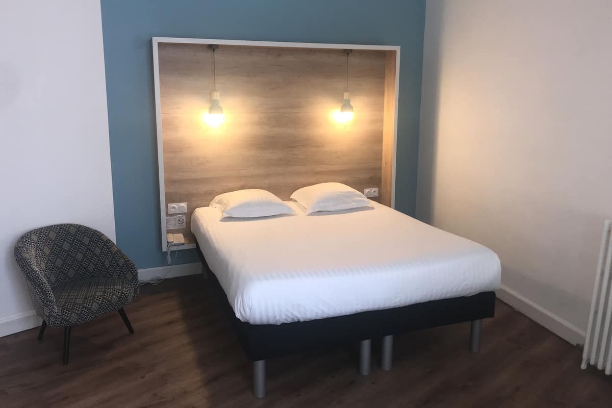 20 bedrooms, desk, iron/ironing board, cots/infant beds