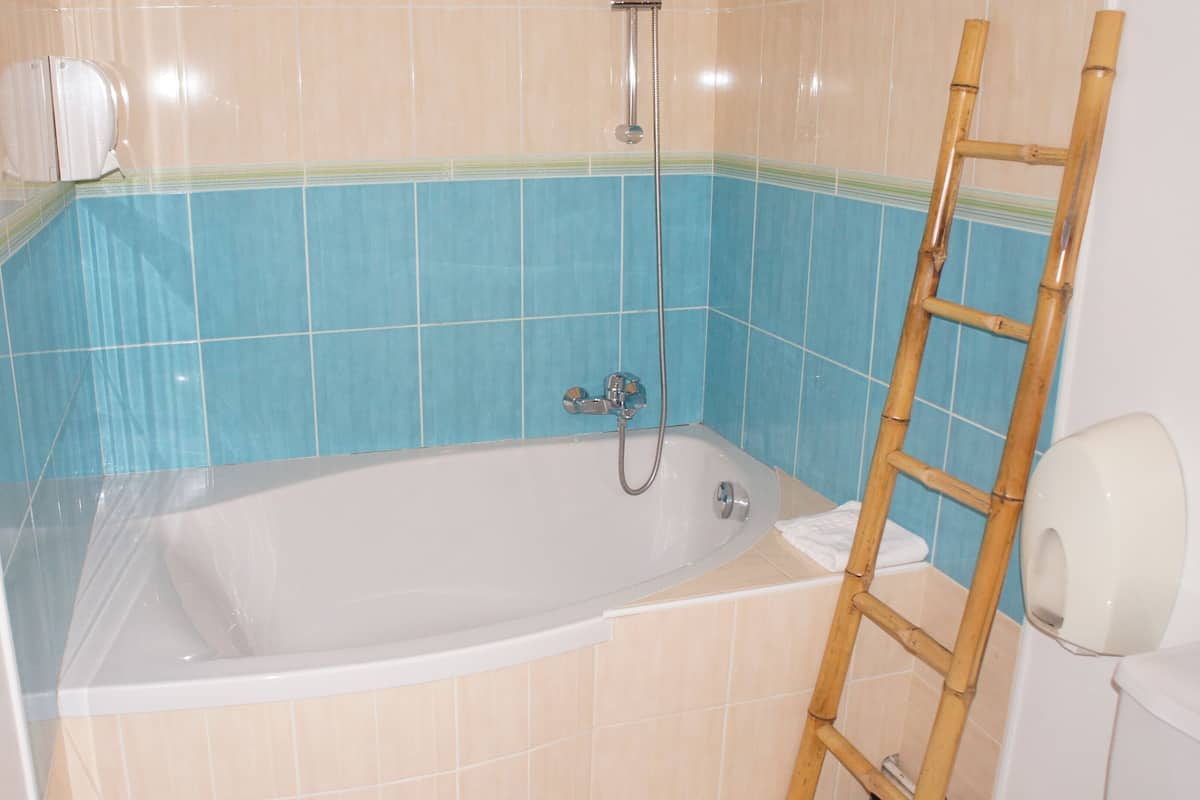 double room | bathroom | free toiletries, hair dryer, towels
