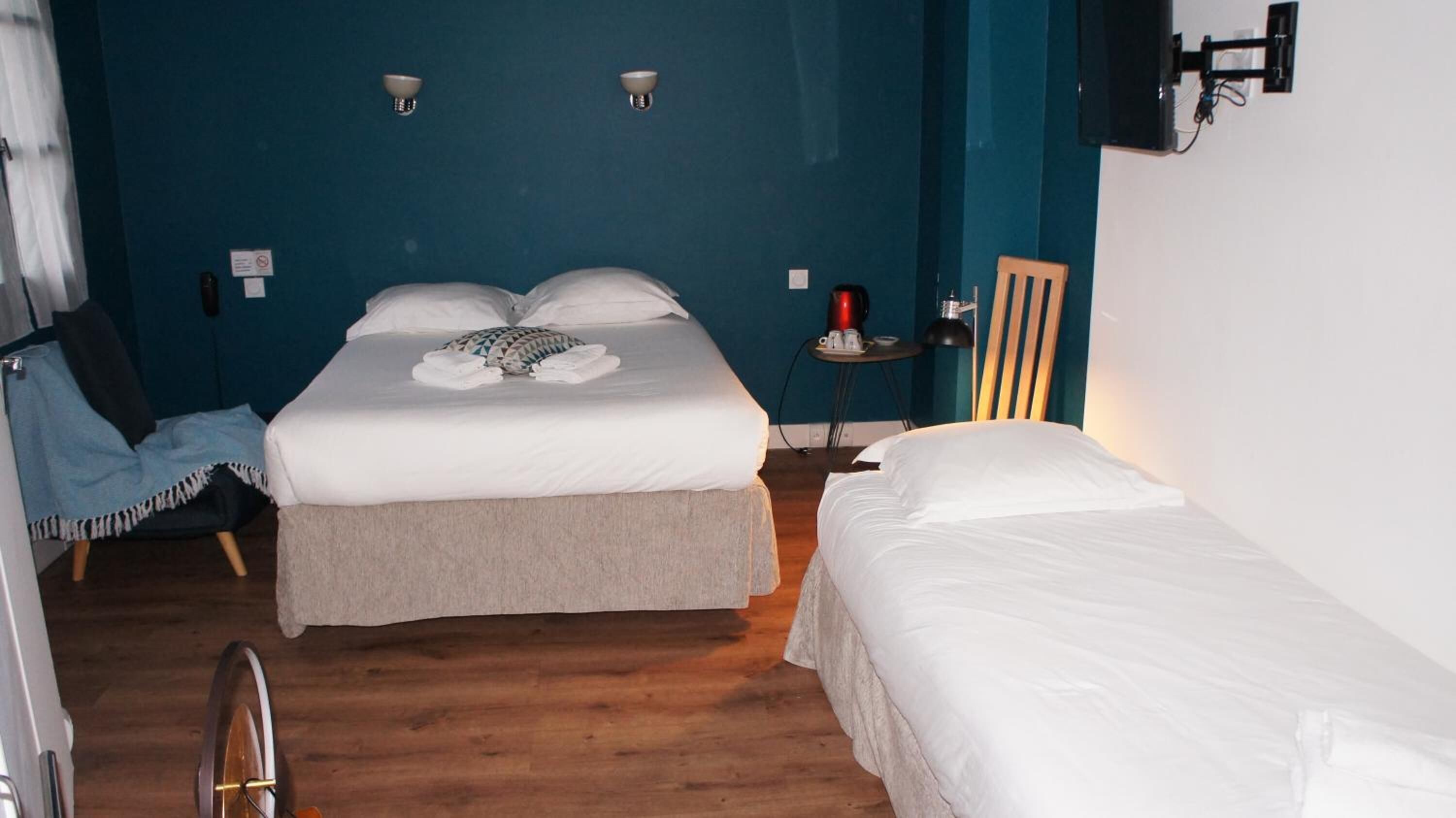 20 bedrooms, desk, iron/ironing board, cots/infant beds