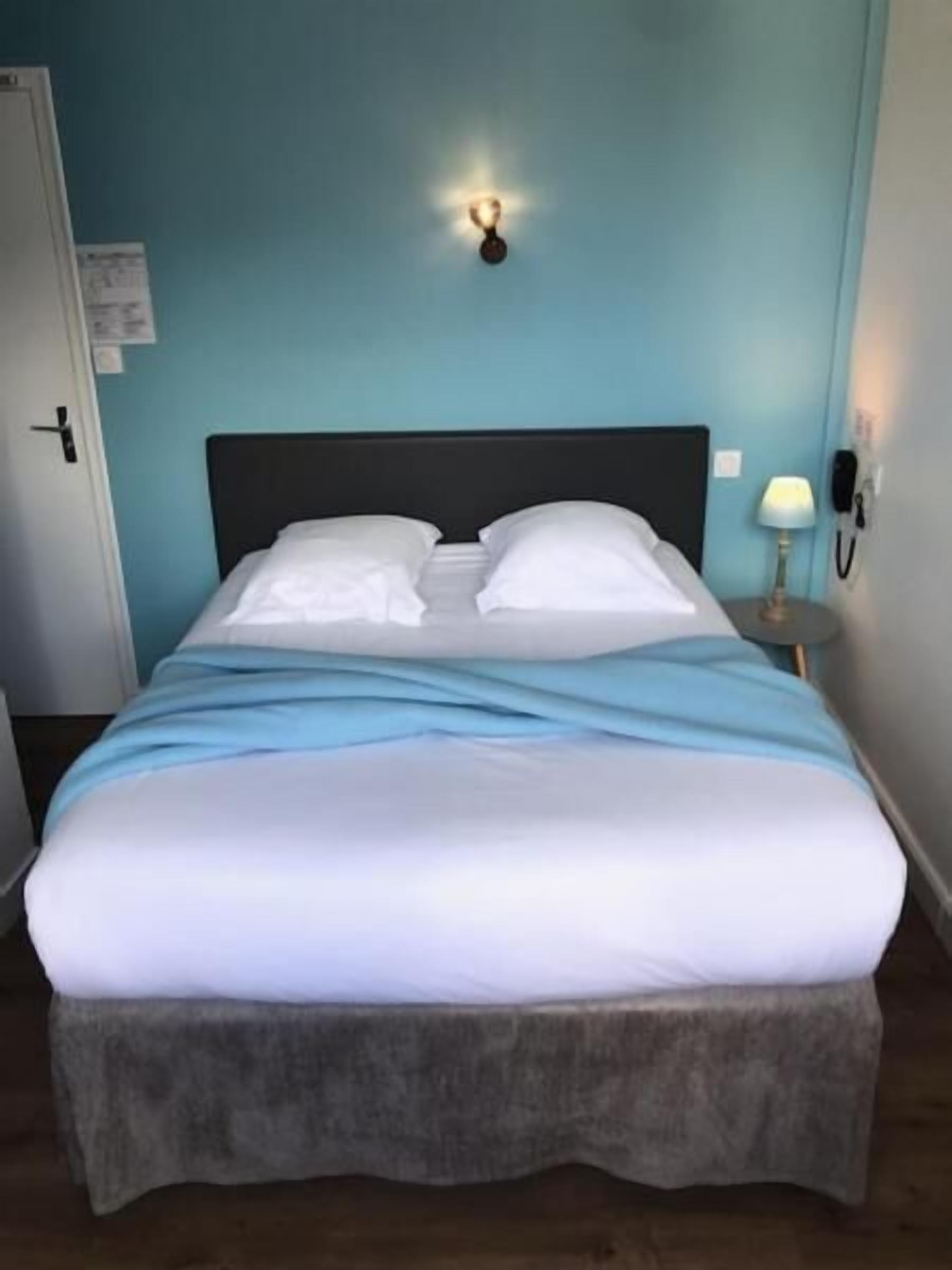 20 bedrooms, desk, iron/ironing board, cots/infant beds