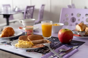 Daily continental breakfast (EUR 10 per person)