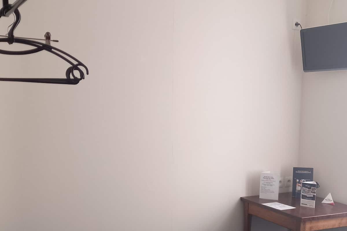 Economy kamer | Een bureau, geluiddichte muren, een strijkplank/strijkijzer, gratis wifi