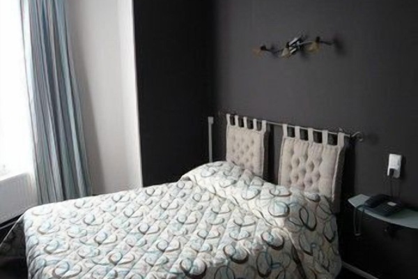 Double Room, 1 Queen Bed | Desk, soundproofing, iron/ironing board, free WiFi