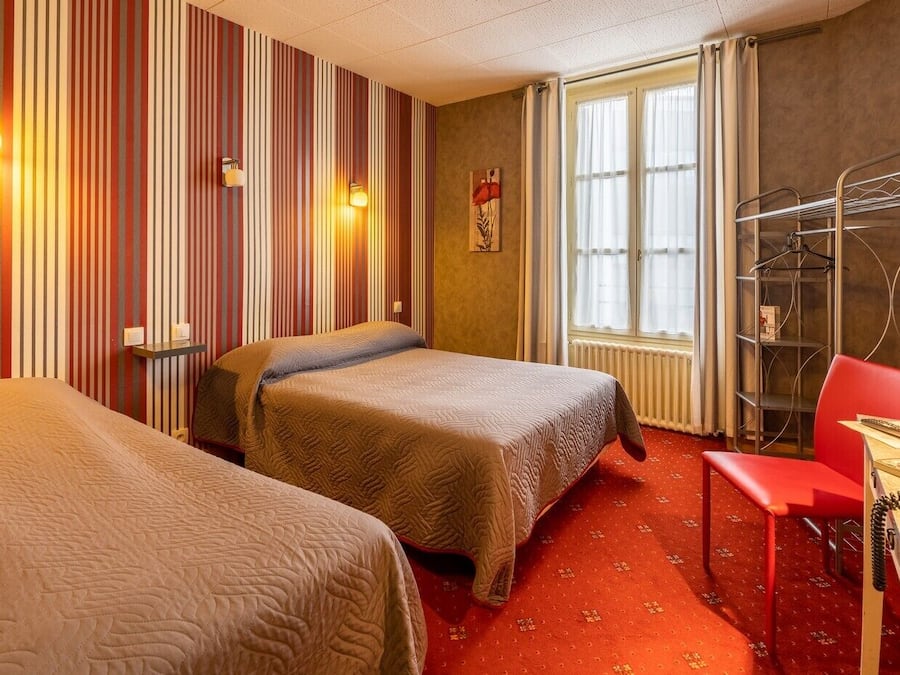 Escritorio, sistema de insonorización y tabla de planchar con plancha