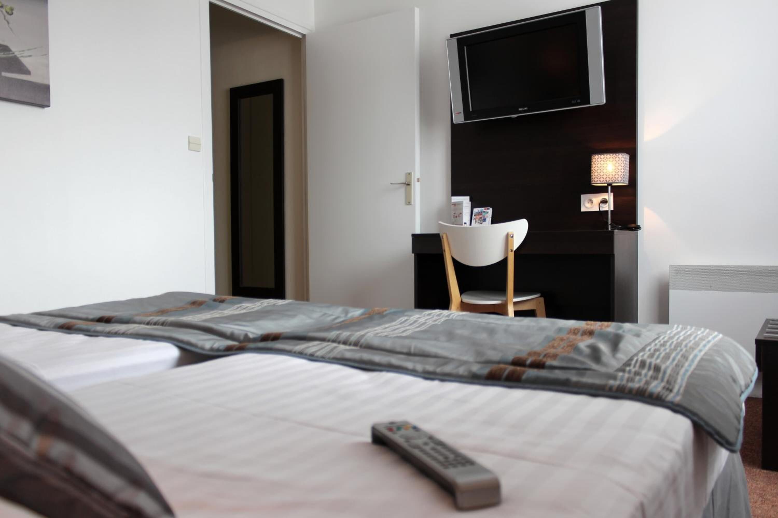 desk, soundproofing, free wifi, bed sheets