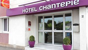 Vista frontal de la propiedad