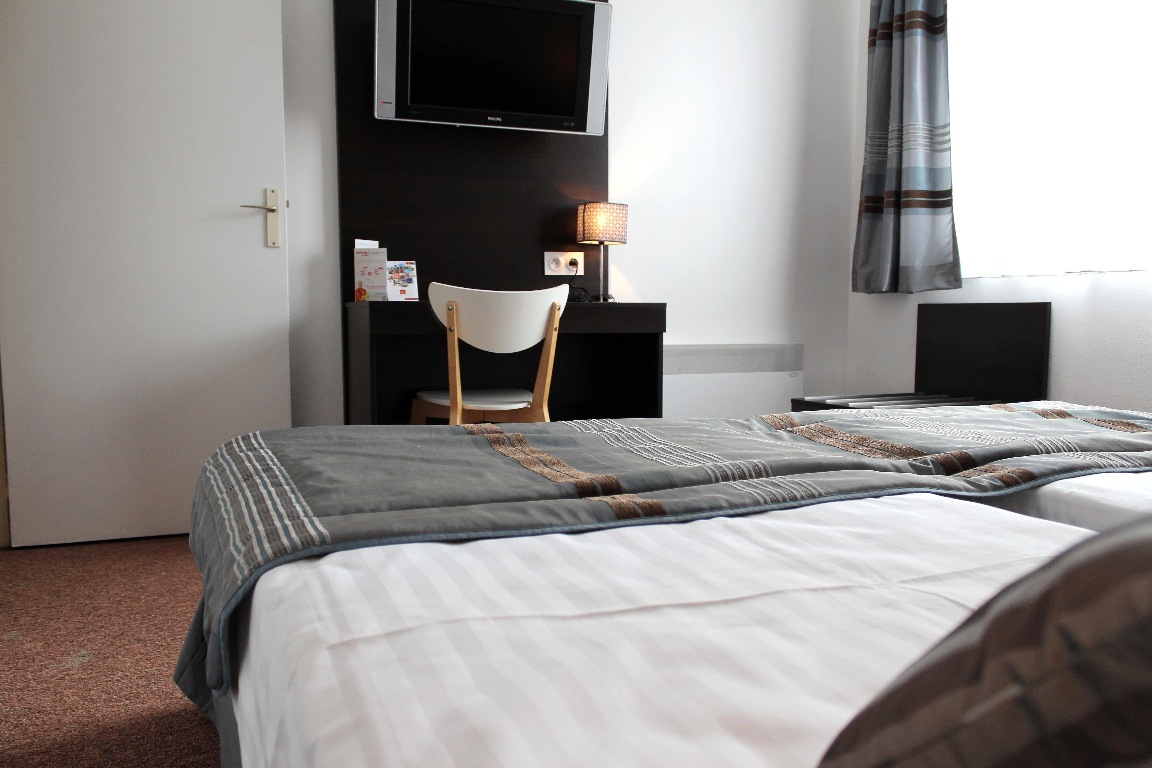 comfort twin room | desk, soundproofing, free wifi, bed sheets