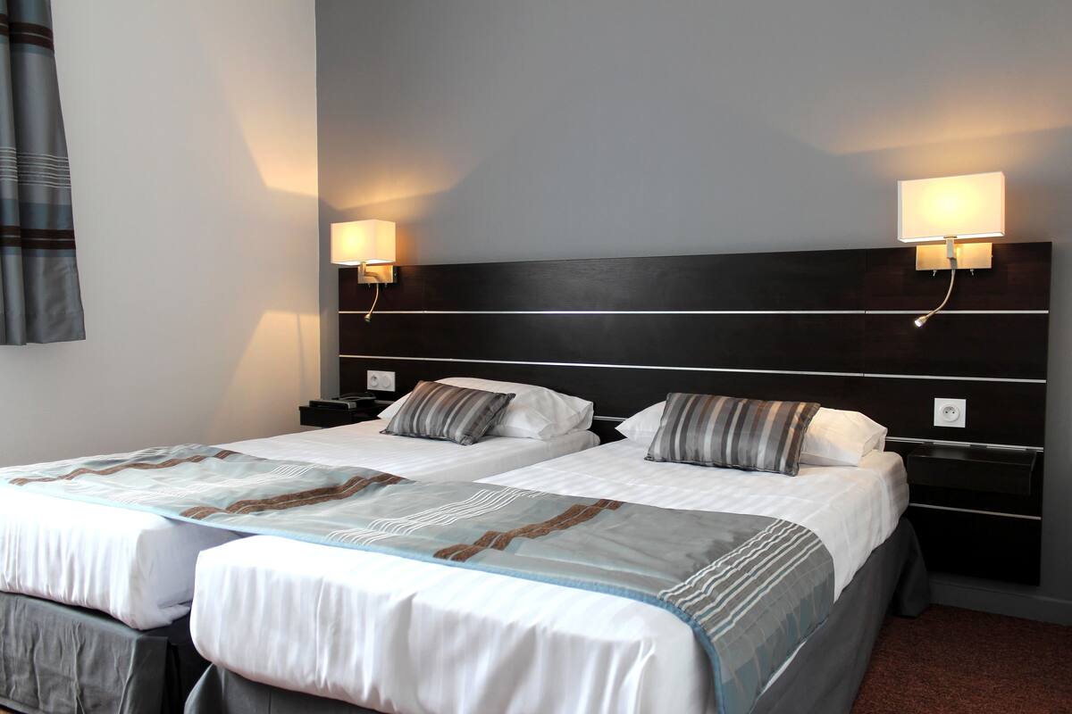 comfort twin room | desk, soundproofing, free wifi, bed sheets