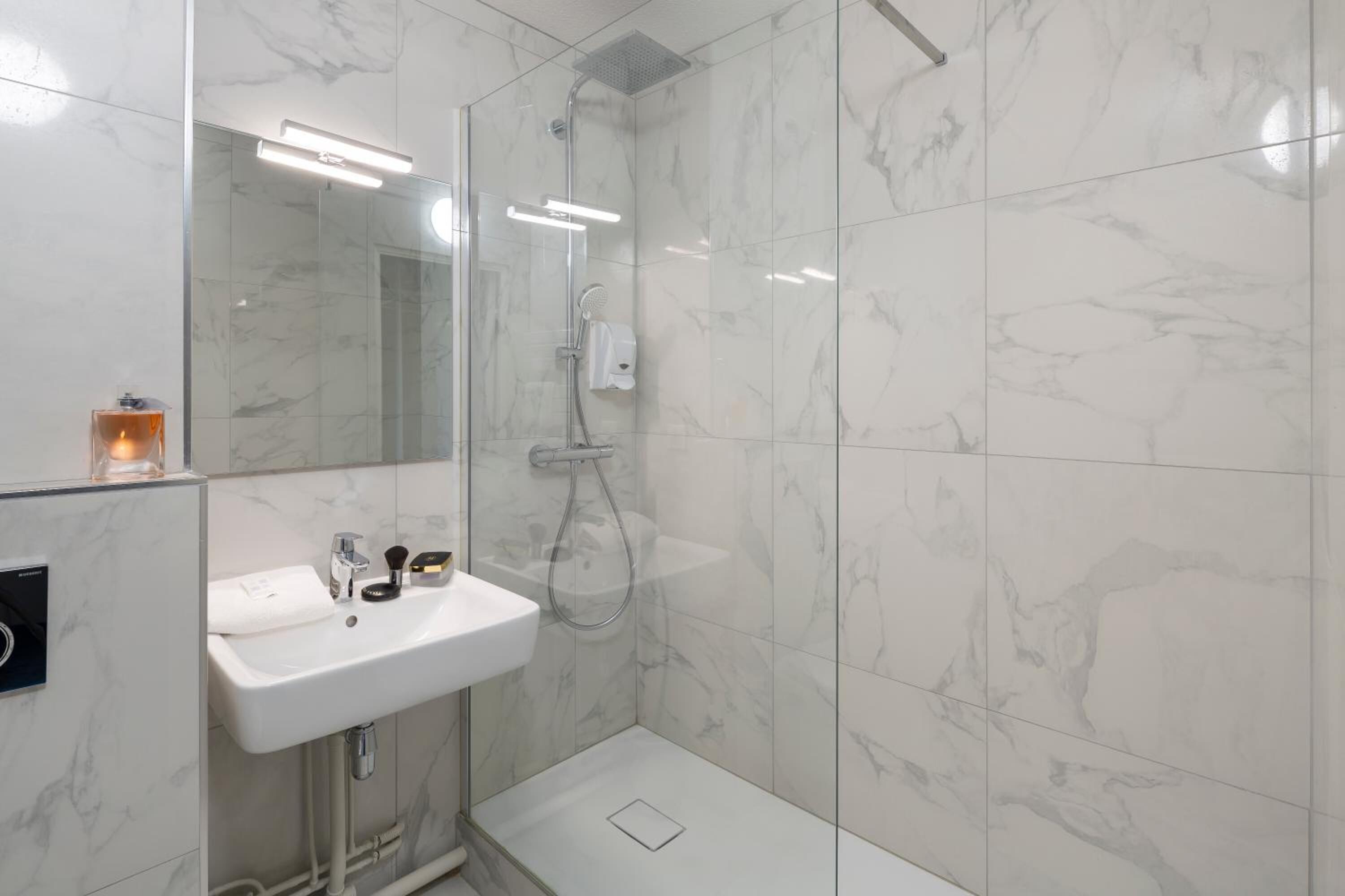 deluxe room | bathroom | hair dryer, towels