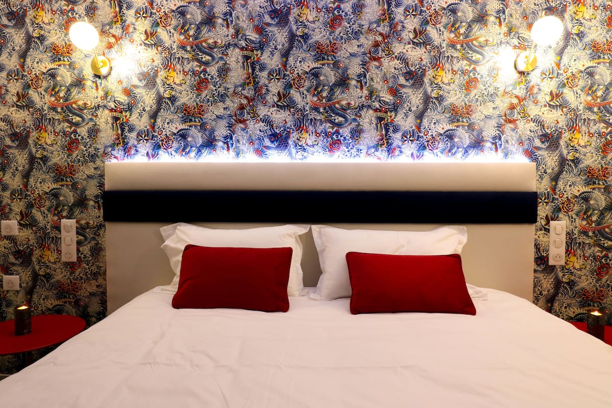 deluxe room | soundproofing, iron/ironing board, free wifi, bed sheets