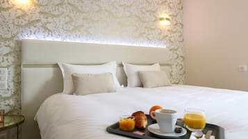 Deluxe Room | Soundproofing, iron/ironing board, free WiFi, bed sheets