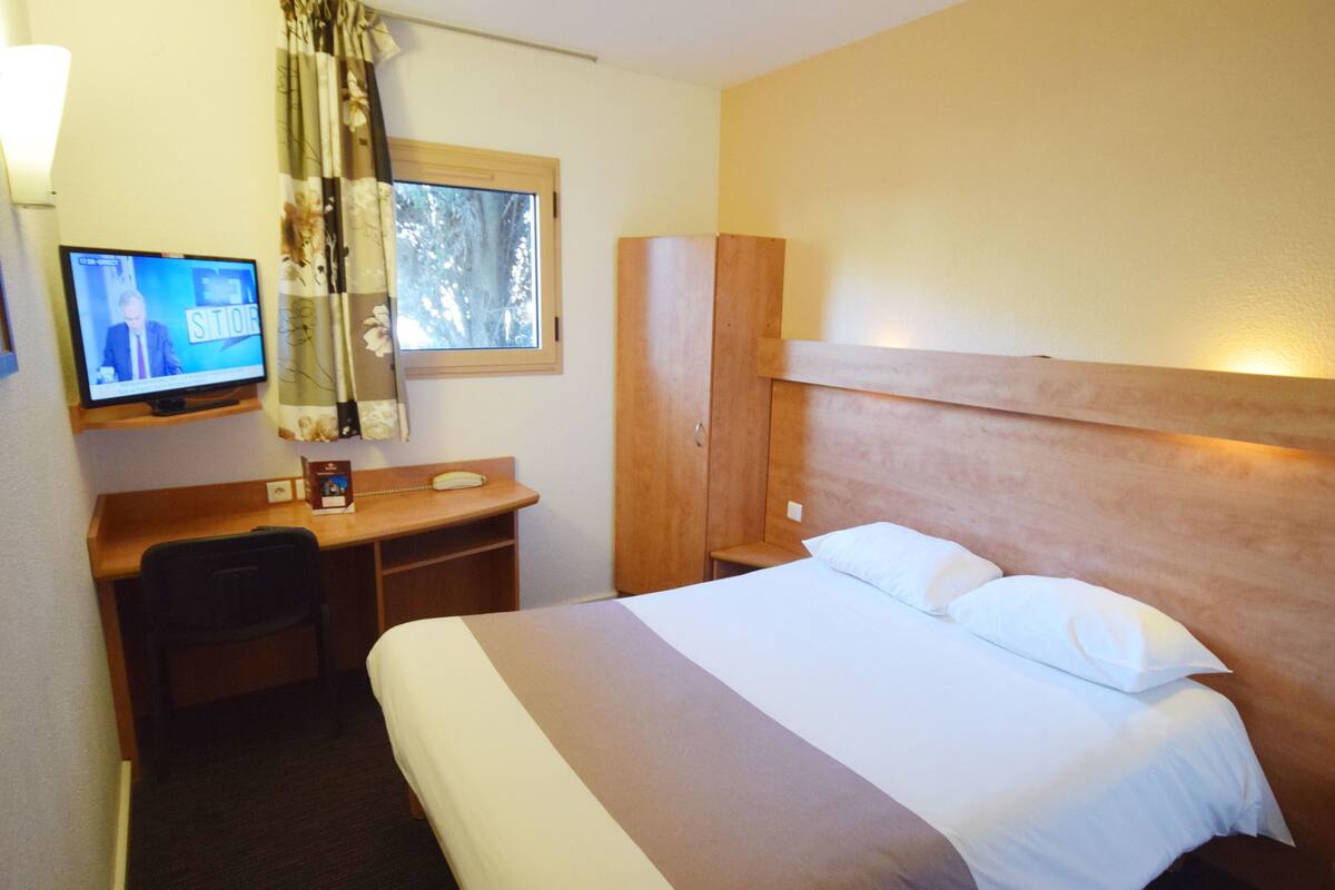 Premium bedding, in-room safe, desk, iron/ironing board