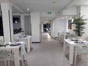 Petit déjeuner buffet (8 EUR par personne)