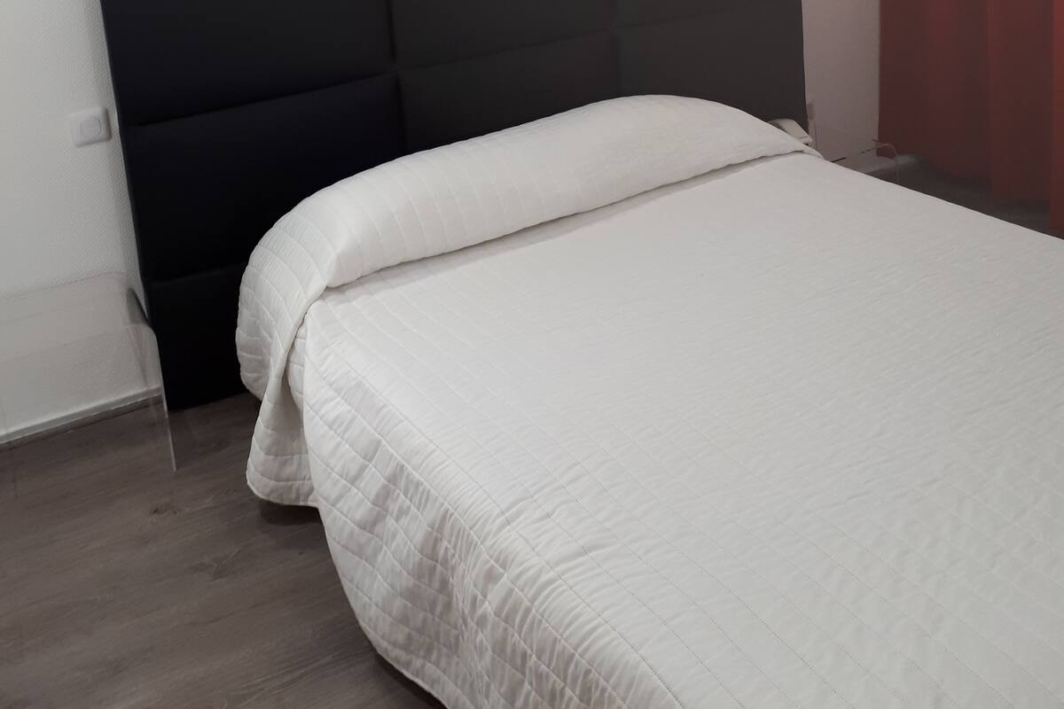 Hochwertige Bettwaren, Schreibtisch, Verdunkelungsvorhänge