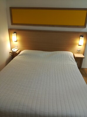 Comfort dubbelrum - 1 dubbelsäng - uteplats - bottenvåning | Sängtillbehör av högsta kvalitet, skrivbord och mörkläggningsgardiner
