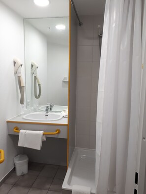Baignoire et douche séparées, articles de toilette gratuits