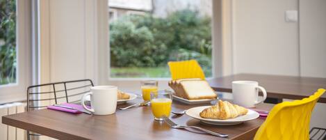 Petit déjeuner buffet (16 EUR par personne)