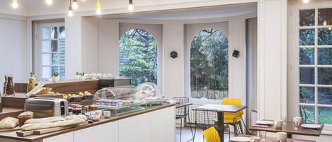 Bữa sáng buffet hàng ngày (16 EUR/mỗi người)