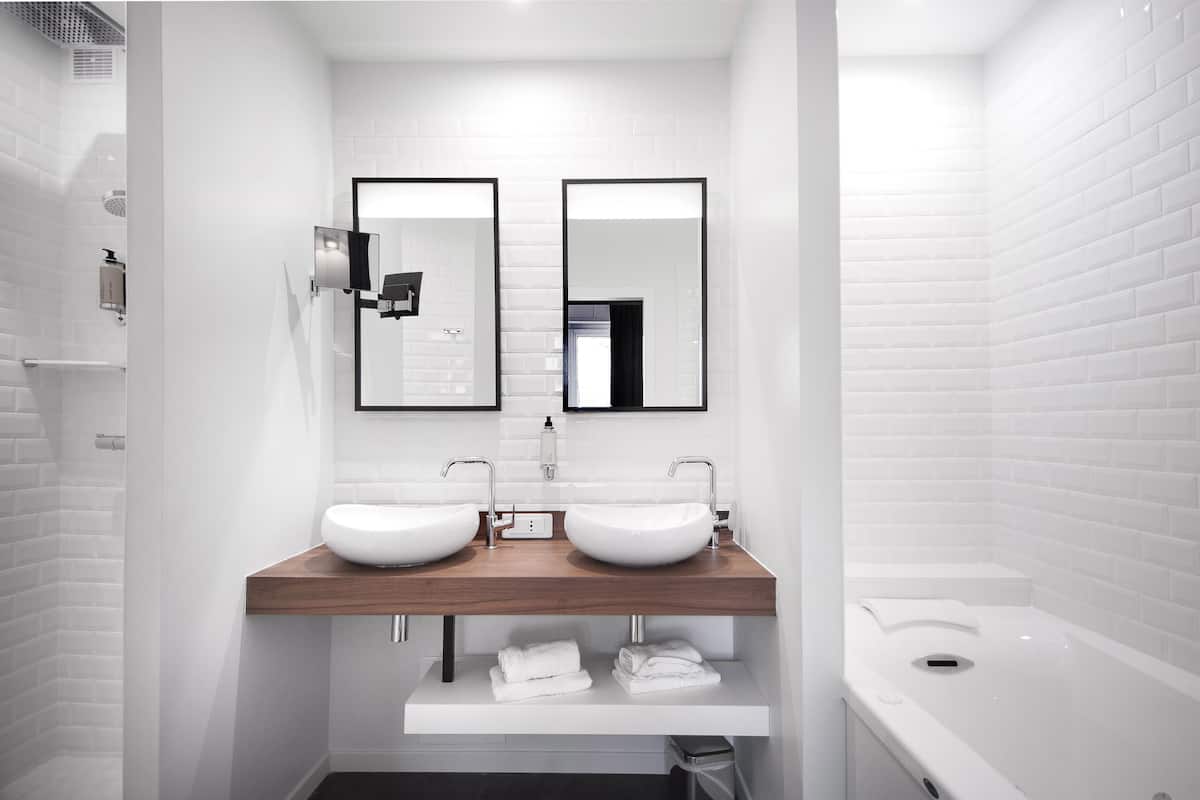 suite | bathroom | hair dryer, towels