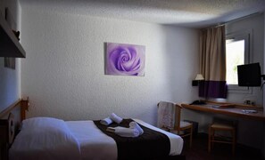 Skrivbord, ljudisolering, gratis barnsängar och extrasängar
