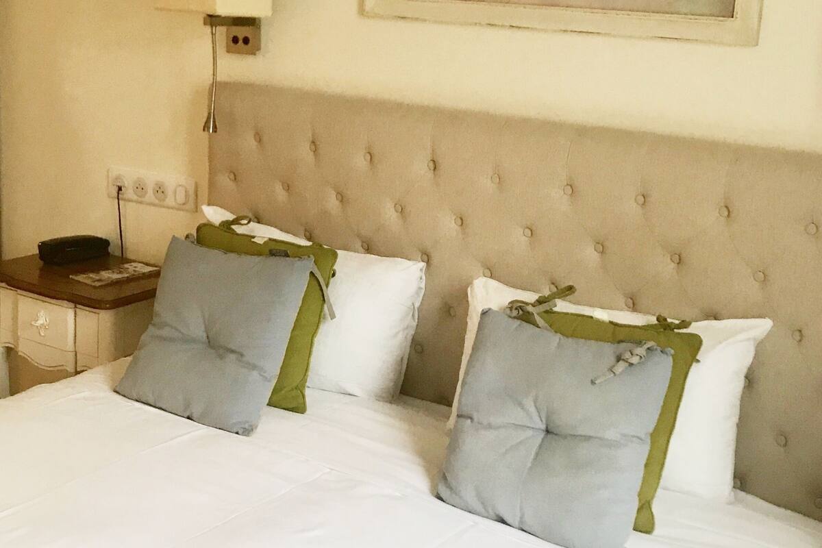 ห้องดับเบิล, อ่างอาบน้ำ | เครื่องนอนระดับพรีเมียม, เตียง Select Comfort, โต๊ะทำงาน